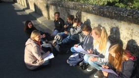 Französischlehrerin Christine Spieß und ihre Schüler fühlen sich sichtlich wohl in der Sonne vor dem Château Montreuil Bellay am Samstagnachmittag.